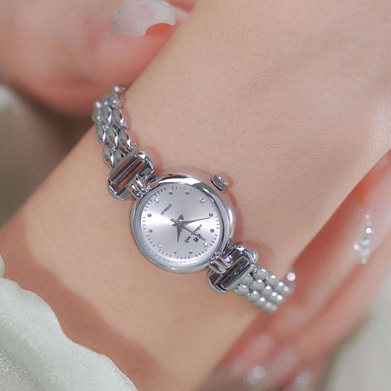 ساعة نسائية فاخرة من الفضة بال - مراجعة Minimalist Thin Watch وسعره